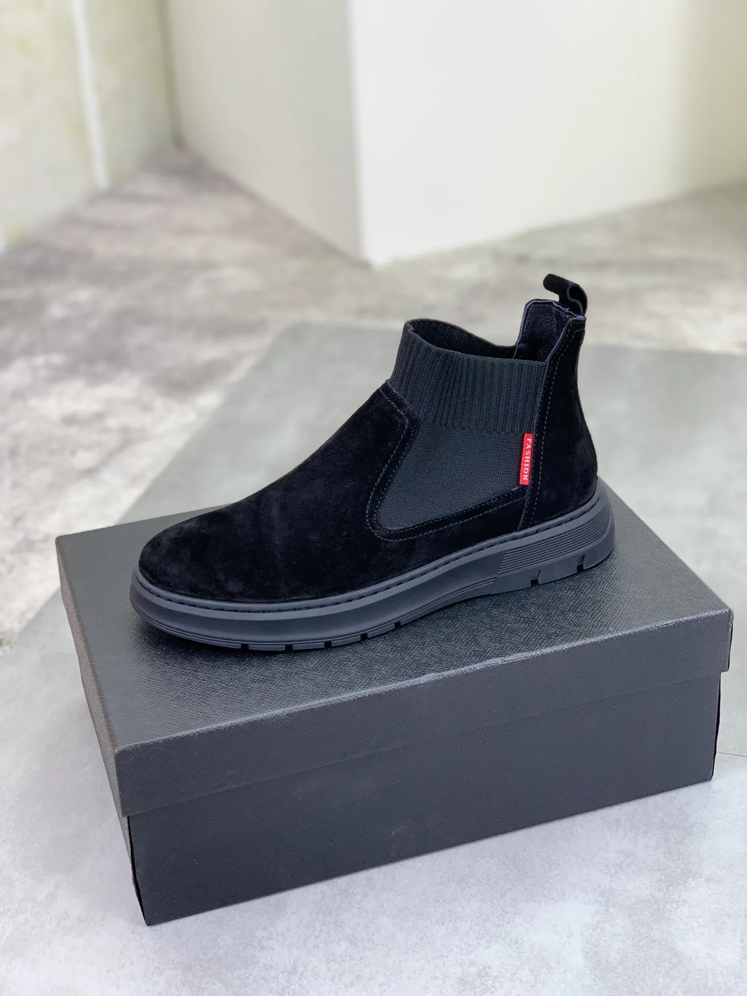 Men's shoes 💰P480 new style, sheepskin and velvet lining, new PRADA (Prada) high tops are on the market, new men's shoes, 😘 fabrics are selected from original imported calfskin. Soft sheepskin lining and warm fleece lining. The original version is awesome! 👍🏿Original open-molded non-slip PU outsole, with exquisite lines, simple and elegant, super comfortable and classy on foot, suitable for leisure travel. Code number:38-44